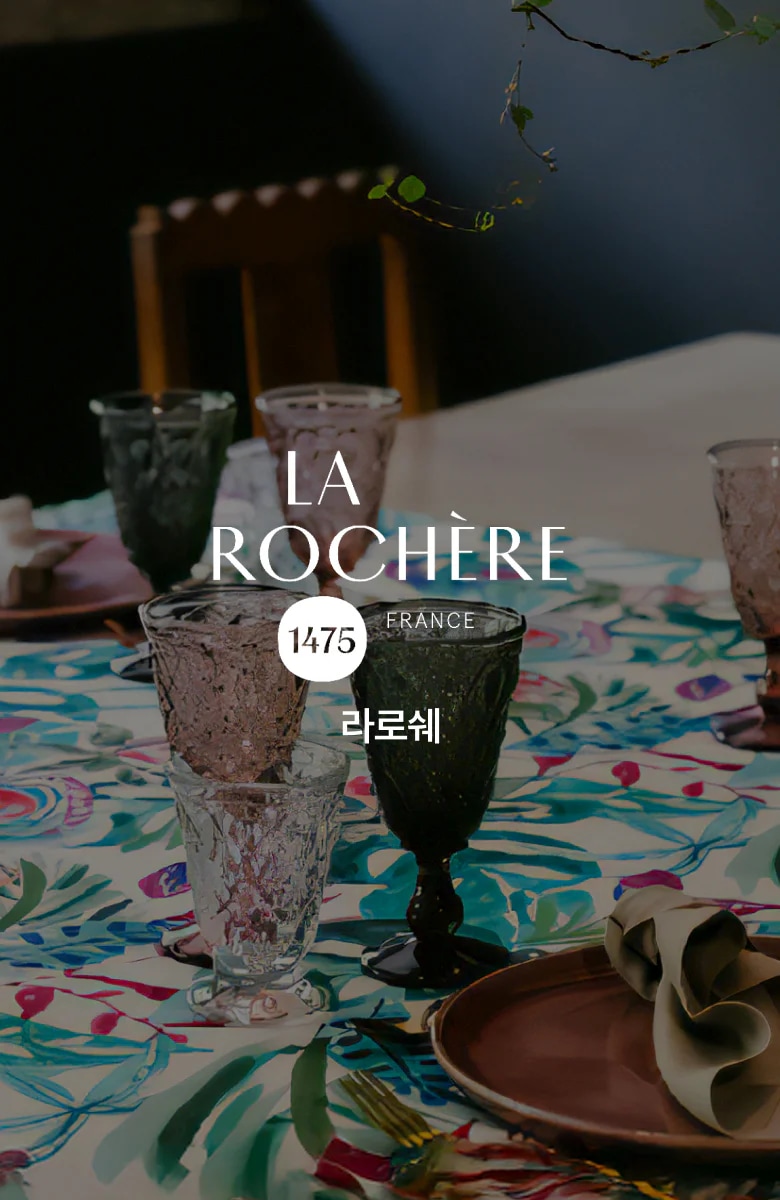 LA ROCHÈRE 로고와 다양한 컬러 글라스가 함께 연출된 브랜드 스토리 대표 이미지