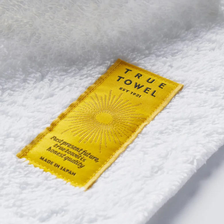 금색 TRUE TOWEL 라벨이 확대된 모습