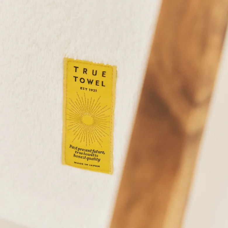TRUE TOWEL 라벨이 부착된 화이트 타월 상세 이미지