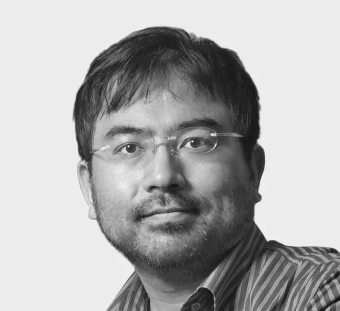 신 아즈미의 흑백 인물 사진 이미지 