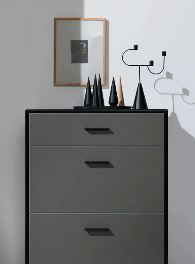 다크 그레이 컬러 Drawer Unit 위에 블랙 원뿔 모양 오브제가 놓인 이미지 