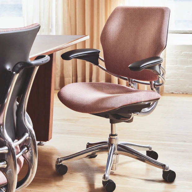 브라운 패브릭 소재 Freedom Chair가 테이블 앞에 놓인 상세 이미지 