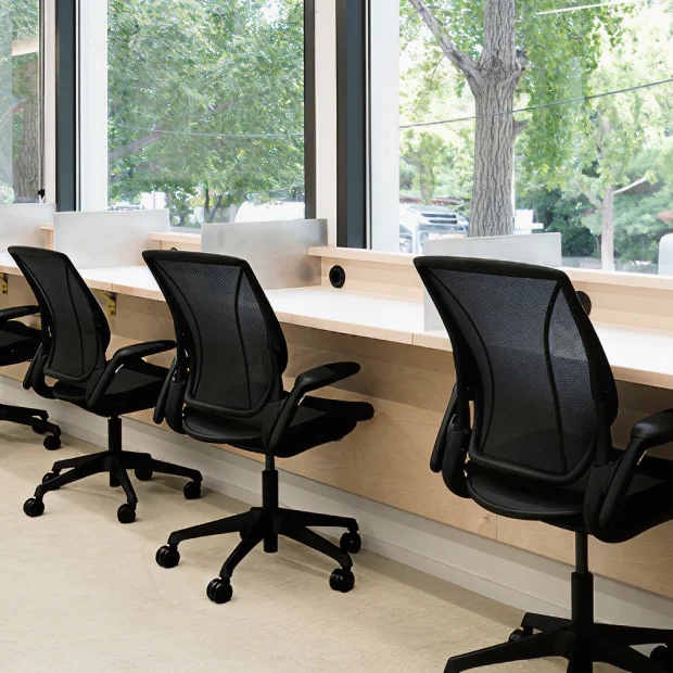 블랙 컬러 World Chair 여러 대가 창가 테이블 주변에 배치된 공간 이미지 