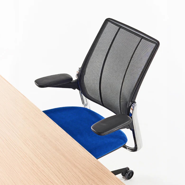 블랙 메쉬 소재 World Chair의 등받이와 팔걸이, 블루 컬러 좌판이 보이는 디테일 이미지 