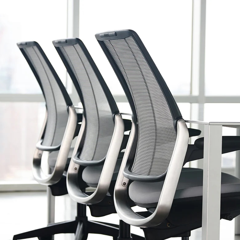 블랙 메쉬 소재 World Chair 여러 개가 책상 앞에 나란히 배치된 이미지 