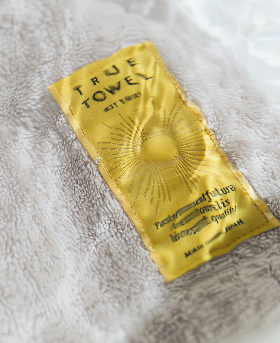 금색 TRUE TOWEL 라벨이 확대된 모습