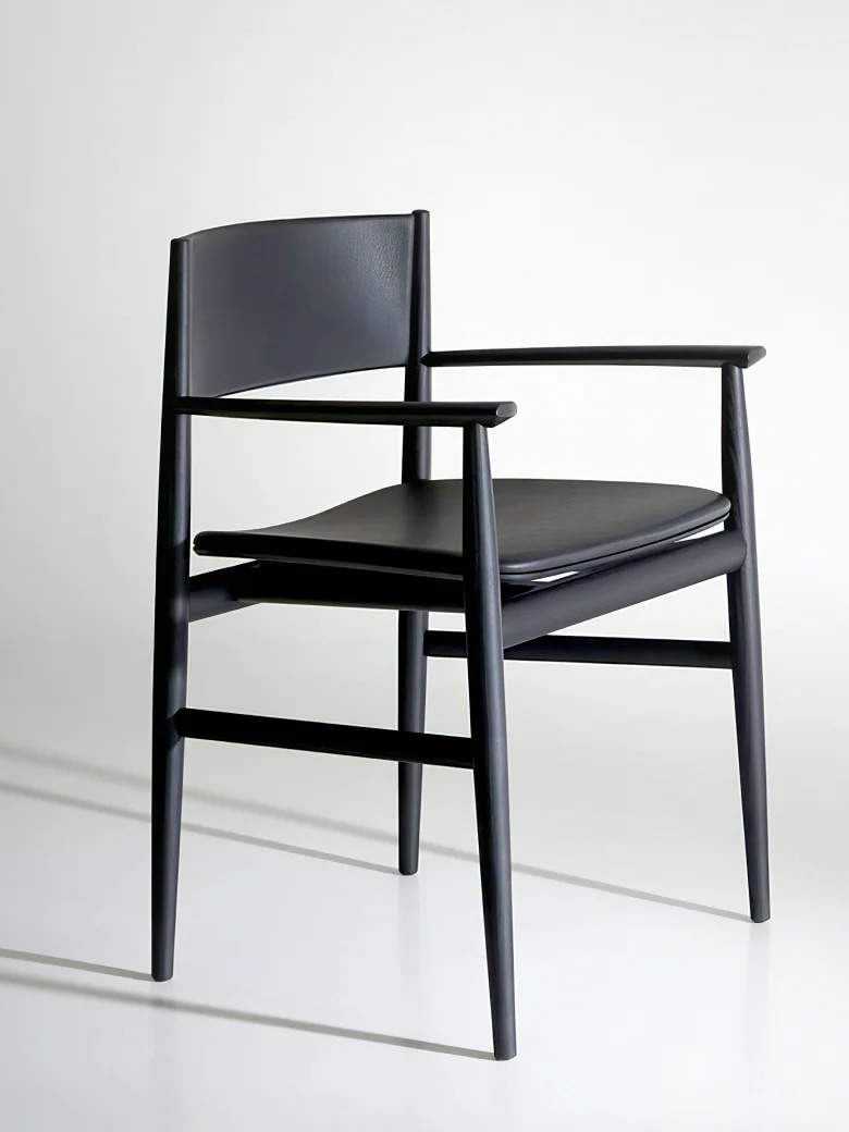 블랙 컬러의 Neve Armchair 제품 이미지 