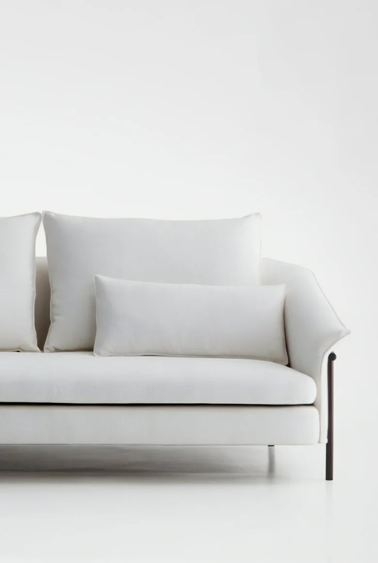 화이트 컬러의 Kite Sofa 제품 이미지 
