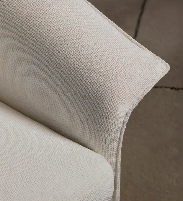 화이트 컬러 Kite Sofa의 팔걸이 디테일을 확대한 이미지 