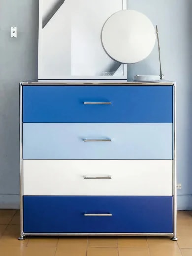 블루, 라이트 블루, 화이트 컬러 서랍으로 구성된 1x4 Drawer Unit이 원형 거울과 함께 배치된 이미지 