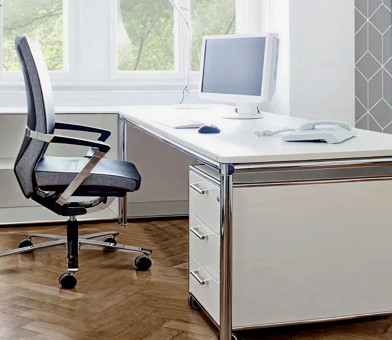 화이트 컬러 S-Desk와 오피스 체어, 모니터가 함께 배치된 작업 공간 이미지 