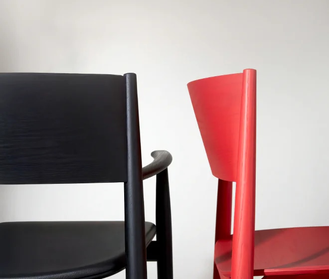 블랙과 레드 컬러의 Neve Armchair 등받이와 프레임이 함께 보이는 상세 이미지 