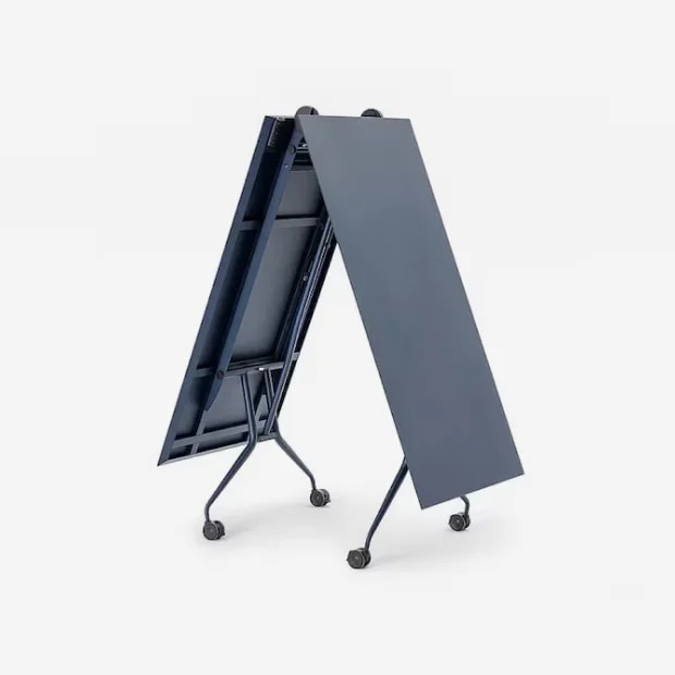 블루 컬러 Argo Libro 접이식 테이블이 접힌 상태로 세워진 제품 이미지