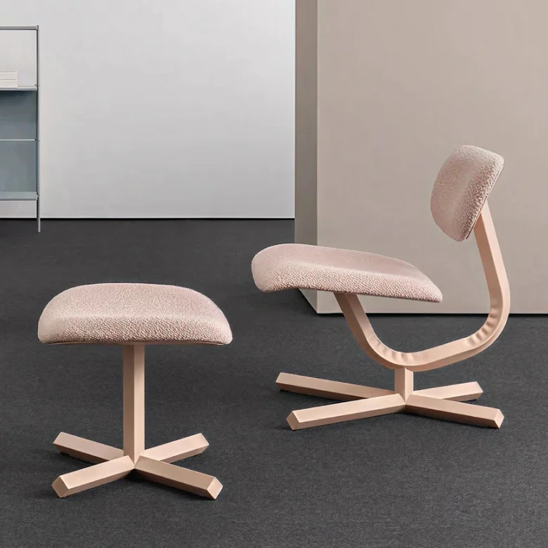 베이지 컬러의 Typo Lounge Chair와 Typo Ottoman이 함께 배치된 이미지