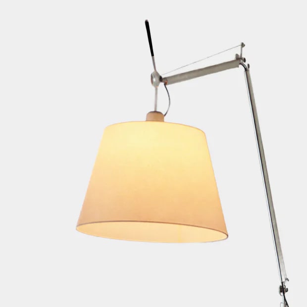 베이지 컬러 쉐이드와 실버 프레임으로 구성된 Tolomeo Mega 제품 이미지의 쉐이드 클로즈업 컷 