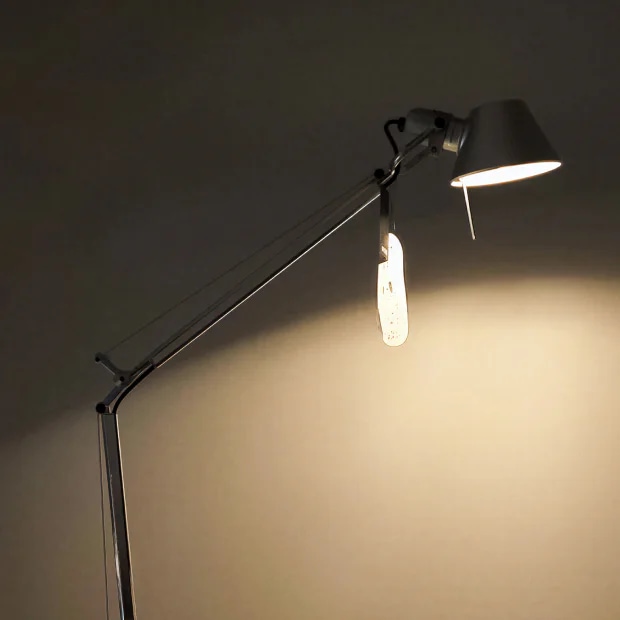 벽면을 비추는 Tolomeo Mini Table 조명의 암 구조와 헤드 상세 이미지 