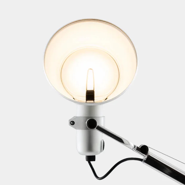 Tolomeo Mini Table 조명의 원형 관절 및 전구 부분과 케이블 구조를 보여주는 상세 이미지 