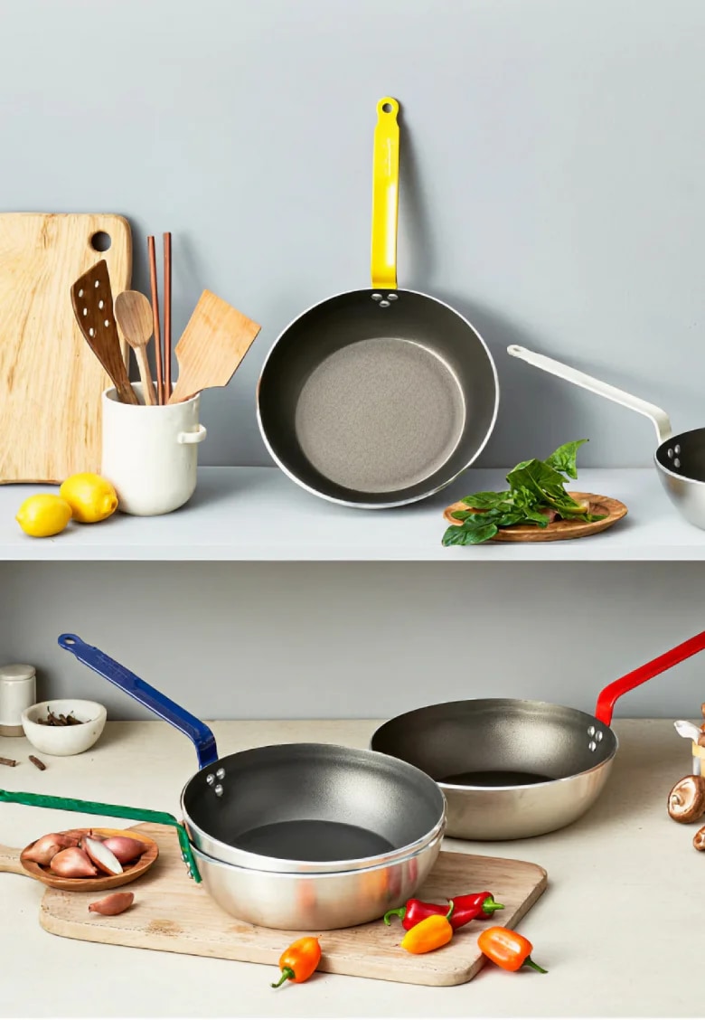1.노란 손잡이의 Choc Nonstick 프라이팬과 주방 도구가 함께 놓인 이미지 / 2.블루, 그린, 레드 손잡이의 Choc Nonstick 프라이팬과 식재료가 함께 놓인 쿡웨어 연출 이미지 