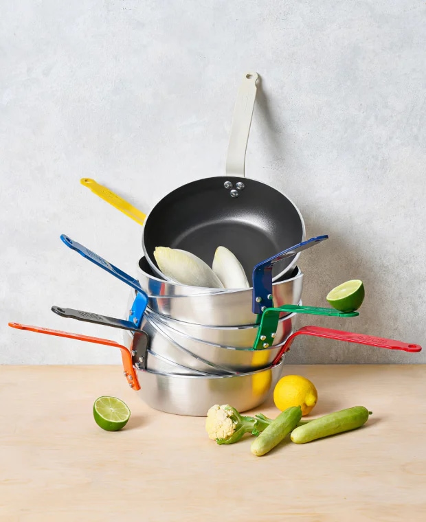 다양한 컬러의 Choc Nonstick 프라이팬, 식재료가 함께 놓인 이미지  