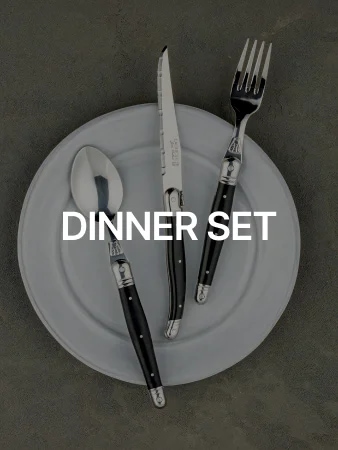 DINNER SET / 블랙 컬러 핸들의 디너 세트 커트러리가 플레이트 위에 놓인 이미지 