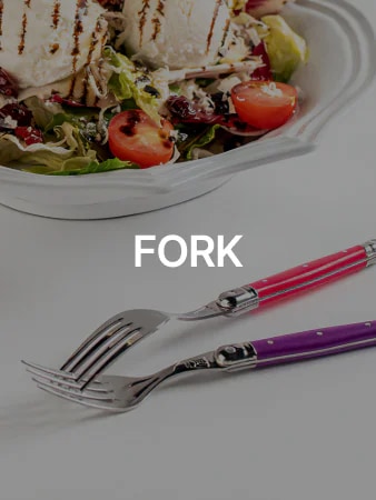 FORK / 핑크와 퍼플 컬러 핸들의 포크가 샐러드와 함께 놓인 이미지 