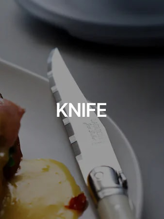 KNIFE / 실버 컬러 나이프가 음식과 함께 놓인 칼날 상세 이미지 