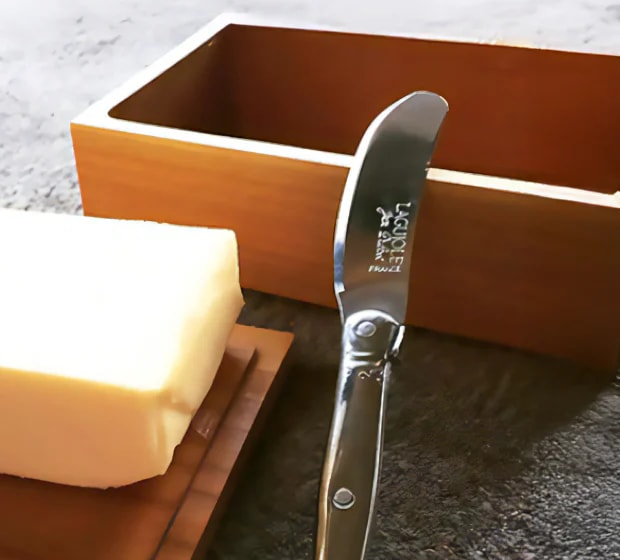 버터 조각 옆에 Laguiole Butter Knife가 놓인 상세 이미지 